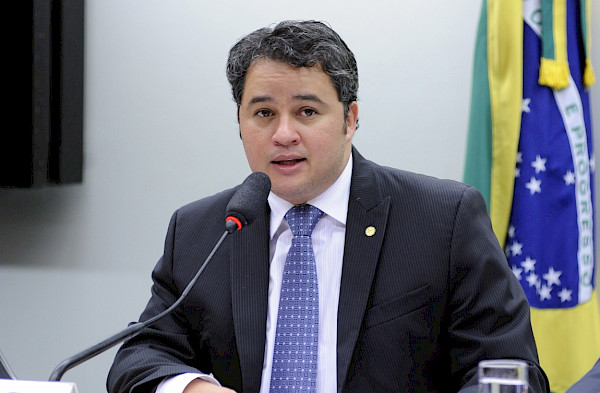 O deputado e presidente da Frente CSE, Efraim Filho, comemora destaque do setor de serviços